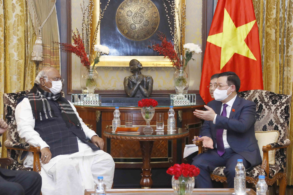 Chủ tịch Quốc hội Vương Đình Huệ tiếp ông Mallikarjun Kharge, lãnh đạo đối lập tại Thượng viện Ấn Độ. (Ảnh: Doãn Tấn/TTXVN)