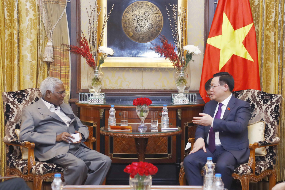 Chủ tịch Quốc hội Vương Đình Huệ tiếp Tổng Bí thư Đảng Cộng sản Ấn Độ D. Raja. (Ảnh: Doãn Tấn/TTXVN)