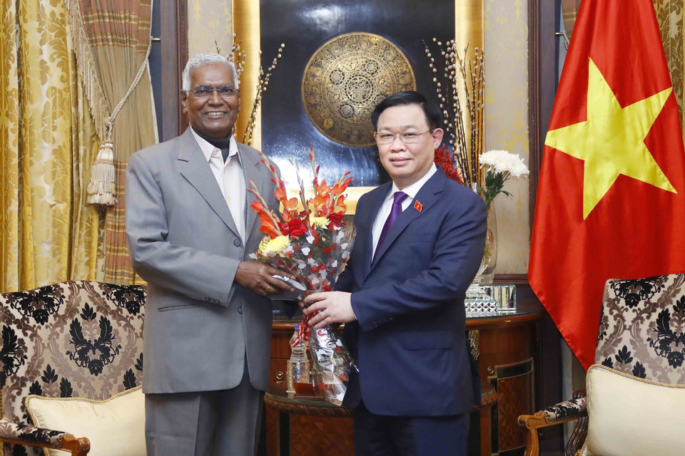 Tổng Bí thư Đảng Cộng sản Ấn Độ D. Raja tặng hoa chúc mừng Chủ tịch Quốc hội Vương Đình Huệ thăm chính thức Ấn Độ. (Ảnh: Doãn Tấn/TTXVN)