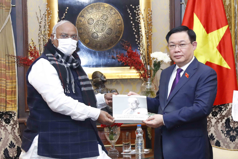 Lãnh đạo đối lập tại Thượng viện Ấn Độ Mallikarjun Kharge tặng sách cho Chủ tịch Quốc hội Vương Đình Huệ. (Ảnh: Doãn Tấn/TTXVN)