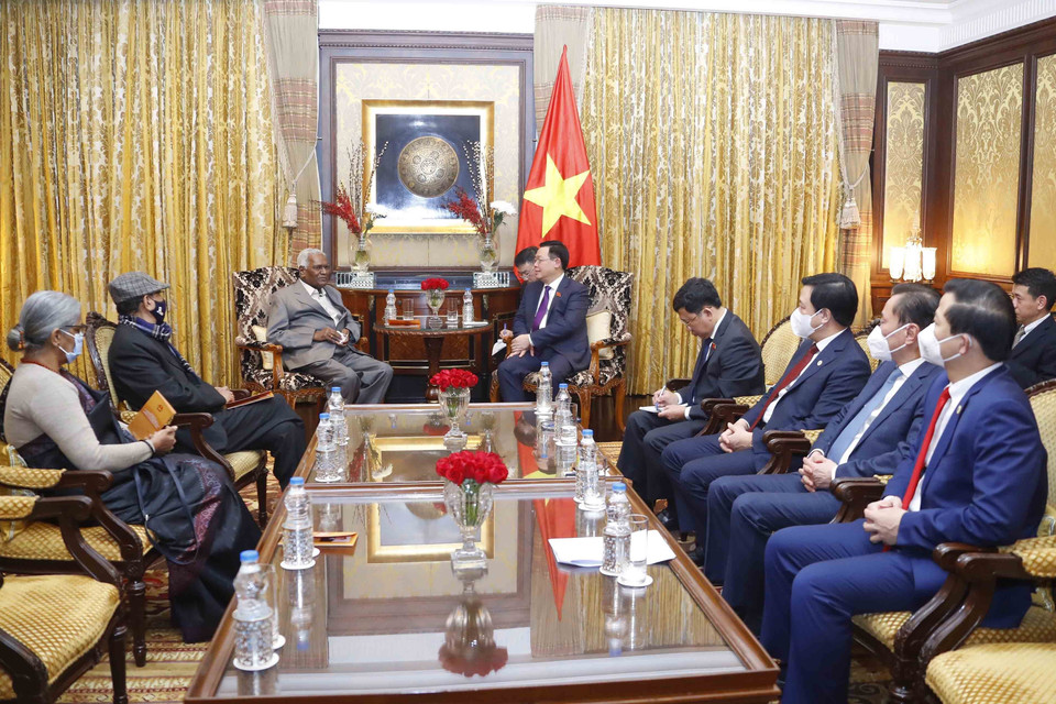 Chủ tịch Quốc hội Vương Đình Huệ tiếp Tổng Bí thư Đảng Cộng sản Ấn Độ D. Raja. (Ảnh: Doãn Tấn/TTXVN)