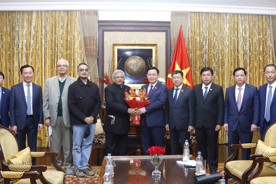 Tổng Bí thư Đảng Cộng sản Ấn Độ Marxist Sitaram Yechury tặng hoa Chủ tịch Quốc hội Vương Đình Huệ. (Ảnh: Doãn Tấn/TTXVN)