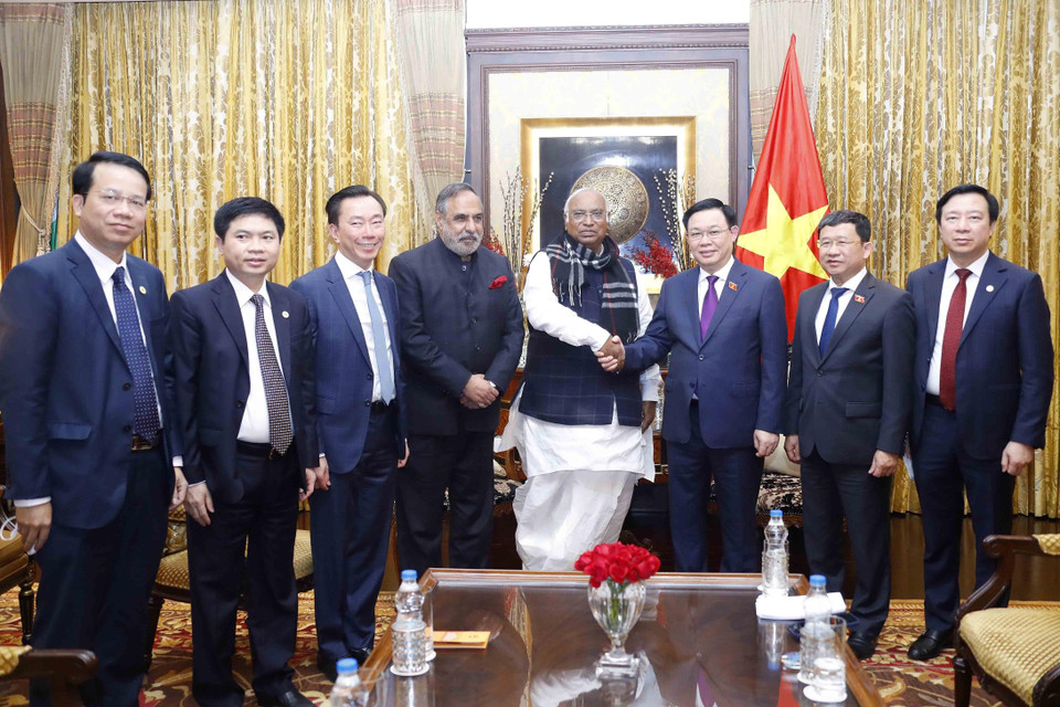 Chủ tịch Quốc hội Vương Đình Huệ tiếp ông Mallikarjun Kharge, lãnh đạo đối lập tại Thượng viện Ấn Độ. (Ảnh: Doãn Tấn/TTXVN)