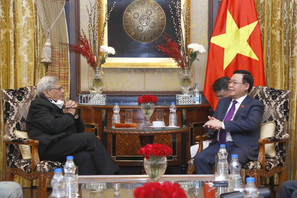 Chủ tịch Quốc hội Vương Đình Huệ tiếp Tổng Bí thư Đảng Cộng sản Ấn Độ Marxist (CPI-M) Sitaram Yechury. (Ảnh: Doãn Tấn/TTXVN)