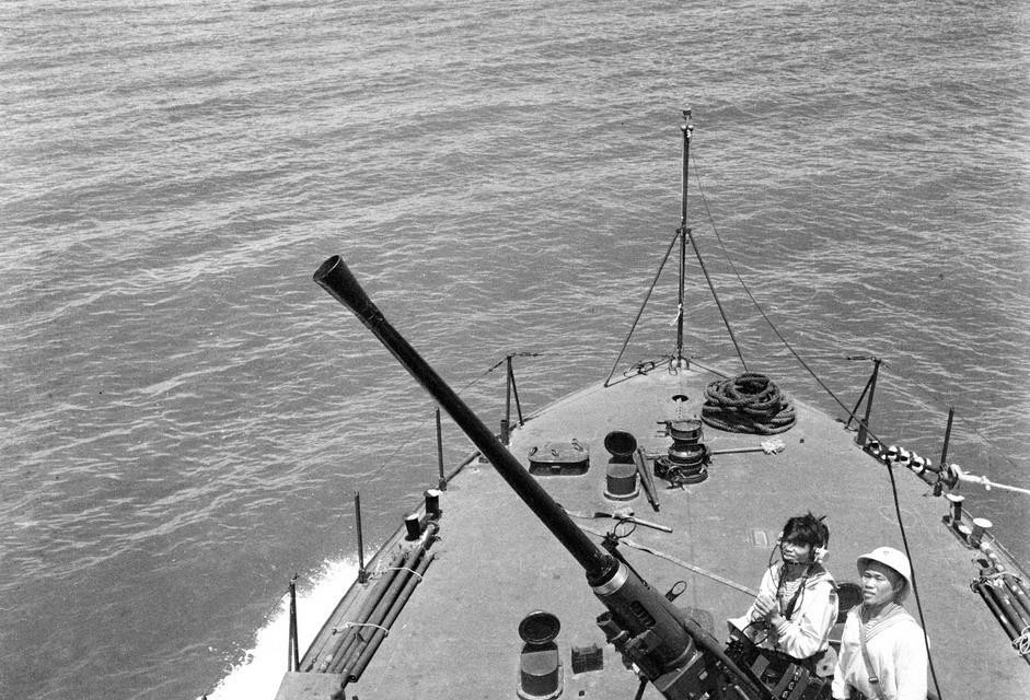 Các chiến sỹ phân đội 2 Hải quân dũng cảm chiến đấu bảo vệ vùng biển của Tổ quốc trong trận đầu ra quân. (Ảnh: Đoàn Tý/TTXVN)