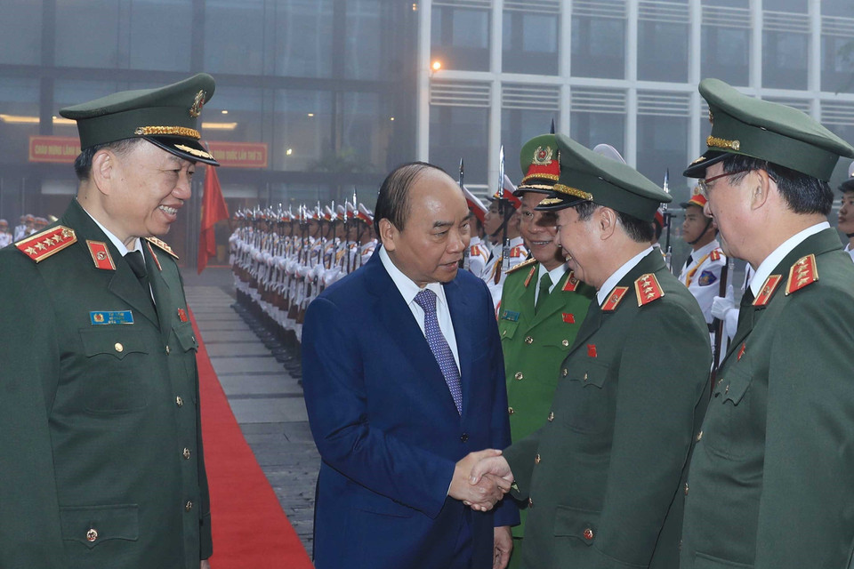 Thủ tướng Nguyễn Xuân Phúc với các cán bộ, sỹ quan cao cấp của lực lượng Công an nhân dân. (Ảnh: Thống Nhất/TTXVN)