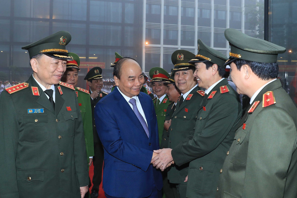 Thủ tướng Nguyễn Xuân Phúc với các cán bộ, sỹ quan cao cấp của lực lượng Công an nhân dân. (Ảnh: Thống Nhất/TTXVN)