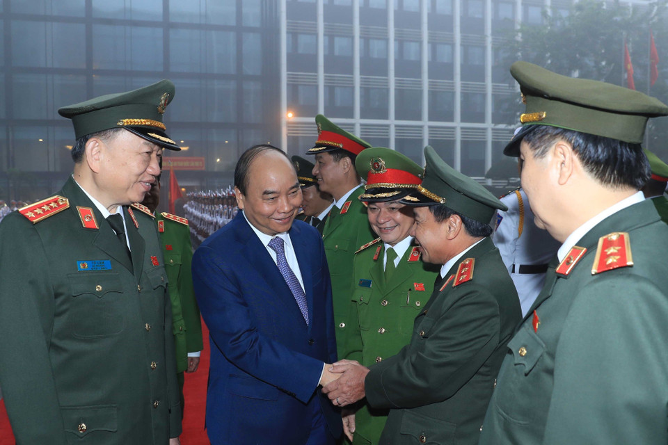 Thủ tướng Nguyễn Xuân Phúc với các cán bộ, sỹ quan cao cấp của lực lượng Công an nhân dân. (Ảnh: Thống Nhất/TTXVN)