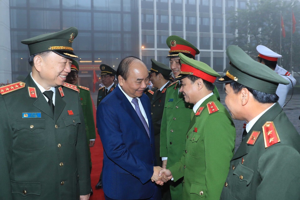 Thủ tướng Nguyễn Xuân Phúc với các cán bộ, sỹ quan cao cấp của lực lượng Công an nhân dân. (Ảnh: Thống Nhất/TTXVN)