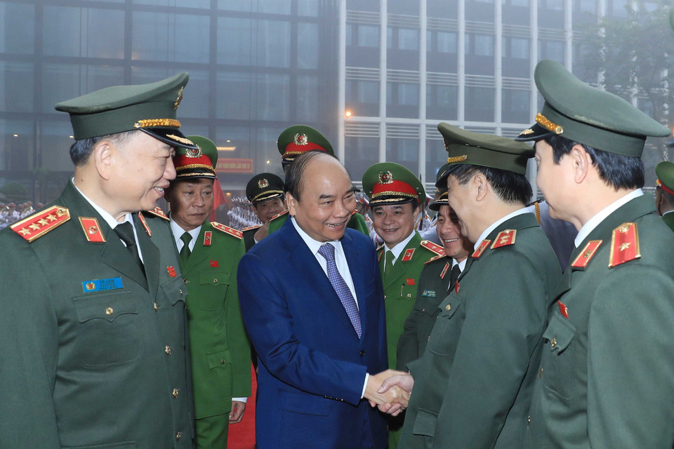 Thủ tướng Nguyễn Xuân Phúc với các cán bộ, sỹ quan cao cấp của lực lượng Công an nhân dân. (Ảnh: Thống Nhất/TTXVN)