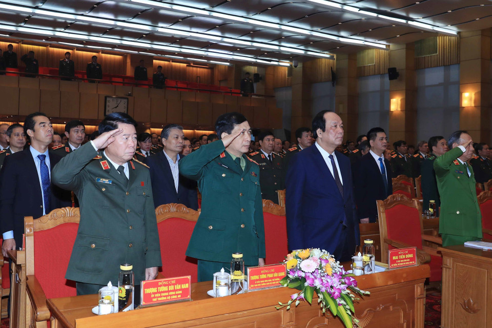 Các đại biểu thực hiện nghi thức chào cờ. (Ảnh: Thống Nhất/TTXVN)