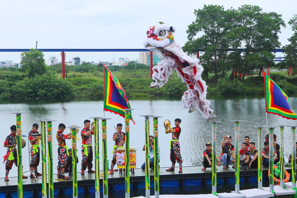 Biểu diễn nội dung múa lân Mai hoa thung trên mặt nước tại lễ hội Lân Sư Rồng Quốc tế Đà Nẵng năm 2019. (Ảnh: Trần Lê Lâm/TTXVN)
