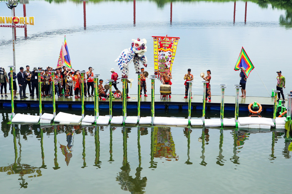 Biểu diễn nội dung múa lân Mai hoa thung trên mặt nước tại lễ hội Lân Sư Rồng Quốc tế Đà Nẵng năm 2019. (Ảnh: Trần Lê Lâm/TTXVN)