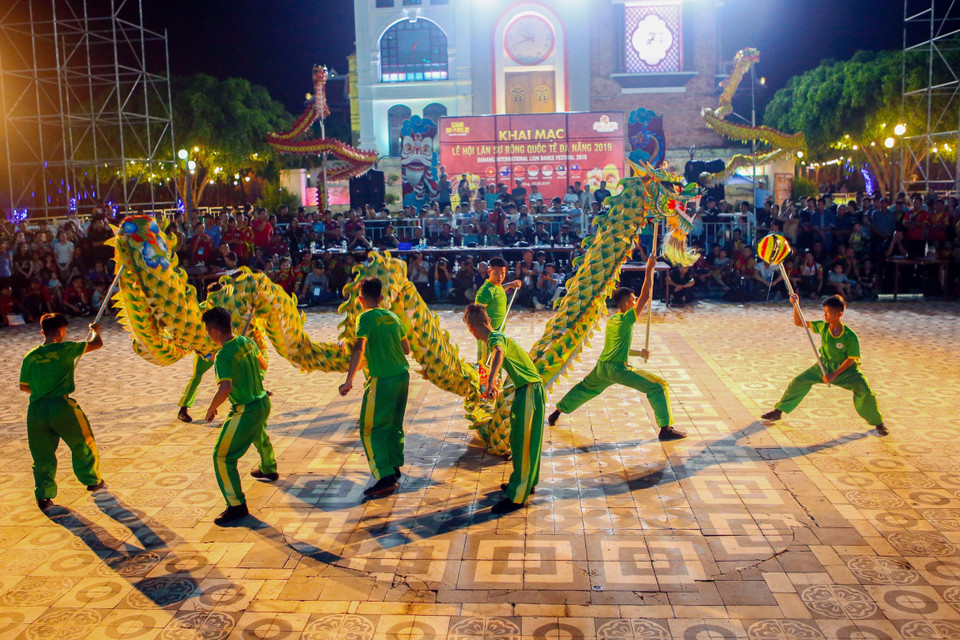 Biểu diễn múa Rồng tại lễ hội Lân Sư Rồng Quốc tế Đà Nẵng năm 2019. (Ảnh: Trần Lê Lâm/TTXVN)