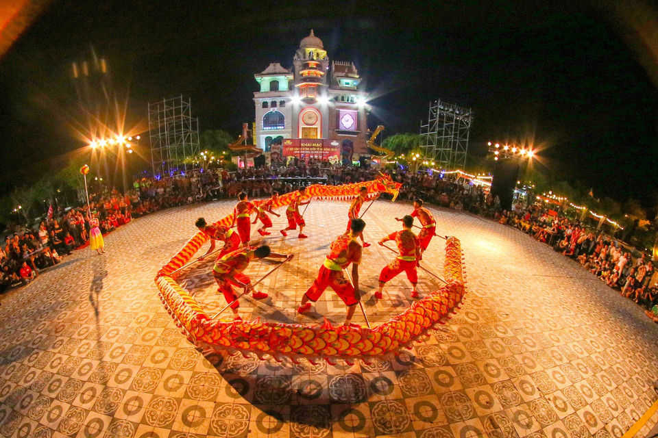 Đông đảo người dân, du khách đến xem các đội trình diễn tại lễ hội Lân Sư Rồng Quốc tế Đà Nẵng năm 2019. (Ảnh: Trần Lê Lâm/TTXVN)