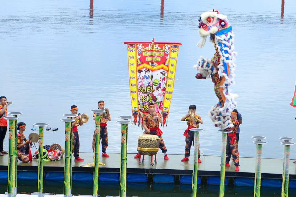Biểu diễn nội dung múa lân Mai hoa thung trên mặt nước tại lễ hội Lân Sư Rồng Quốc tế Đà Nẵng năm 2019. (Ảnh: Trần Lê Lâm/TTXVN)
