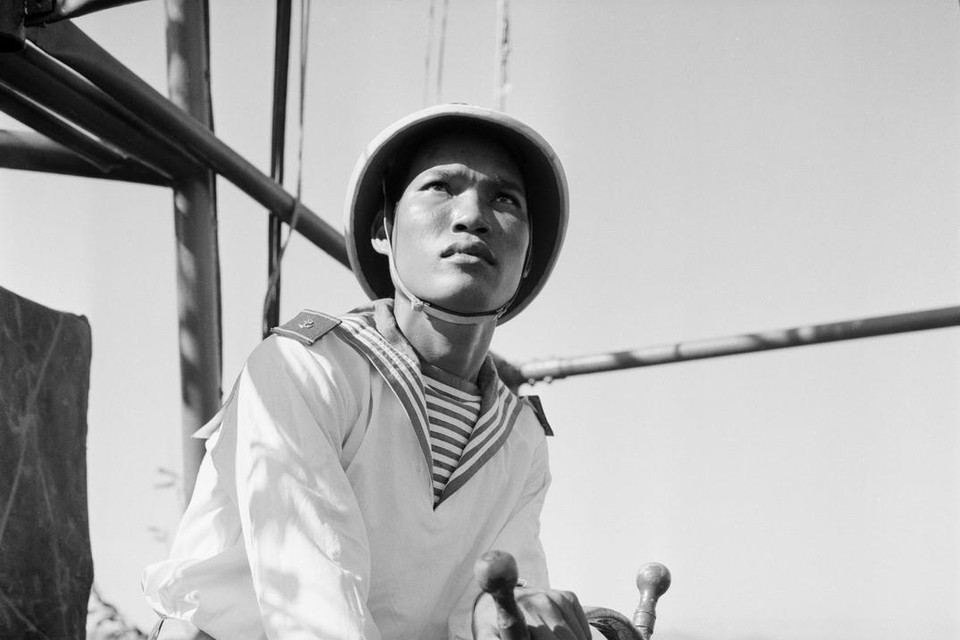 Chiến sỹ Hải quân lái hạm thuyền Đỗ Xuân Công dũng cảm, khéo léo tránh các làn đạn của máy bay địch, đảm bảo an toàn để đồng đội đánh đuổi tàu Mỹ trong trận 2/8/1964. (Ảnh: Đoàn Tý/TTXVN)