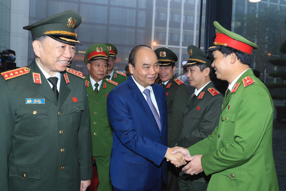 Thủ tướng Nguyễn Xuân Phúc với các cán bộ, sỹ quan cao cấp của lực lượng Công an nhân dân. (Ảnh: Thống Nhất/TTXVN)
