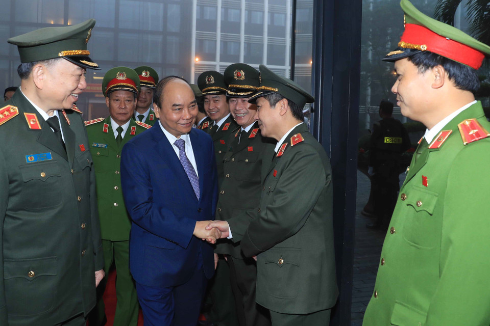 Thủ tướng Nguyễn Xuân Phúc với các cán bộ, sỹ quan cao cấp của lực lượng Công an nhân dân. (Ảnh: Thống Nhất/TTXVN)