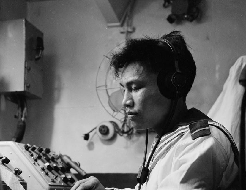 Báo vụ viên Lại Văn Tùng, chiến sỹ thuộc hạm thuyền A, phân đội X Hải quân, trong trận đánh đuổi tàu khu trục Maddox của Mỹ ngày 2/8/1964 đã nhận và chuyển chính xác các mệnh lệnh chiến đấu của cấp trên tới đơn vị chiến đấu. (Ảnh: Đoàn Tý/TTXVN)