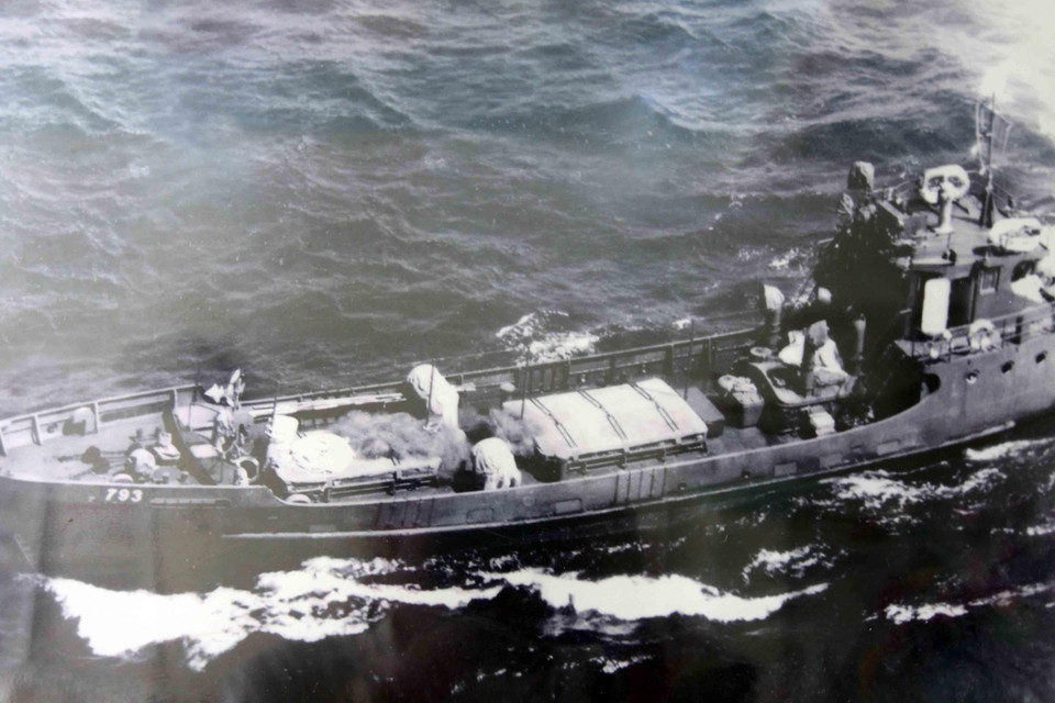 Trong kháng chiến chống Mỹ, thực hiện “Đánh địch mà đi, mở đường mà tiến”, với tinh thần “tất cả vì miền Nam thân yêu”, những con tàu “Không số” của Hải quân nhân dân Việt Nam đã xuyên qua bão dông, vượt qua bao cuộc vây ráp của kẻ thù, chuyên chở hàng vạn tấn vũ khí, trang thiết bị và hàng ngàn lượt cán bộ, chiến sĩ từ miền Bắc vào chi viện cho chiến trường lớn miền Nam, tạo nên huyền thoại “đường mòn Hồ Chí Minh” trên Biển Đông. (Ảnh: Tư liệu/TTXVN)