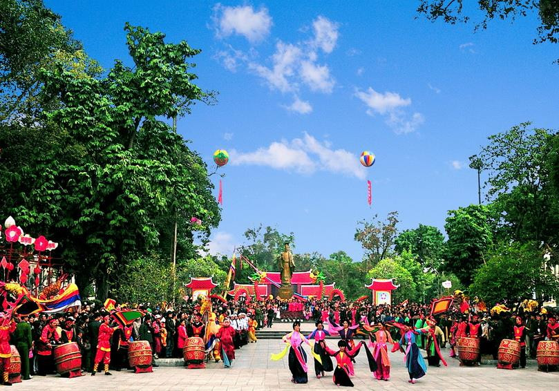 Biểu diễn nghệ thuật trước tượng đài vua Lý Thái Tổ bên hồ Hoàn Kiếm. (Ảnh: Trà My/TTXVN)