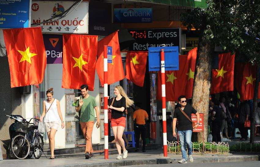 Phố Đinh Tiên Hoàng rực rỡ cờ Tổ quốc trong những ngày lễ lớn. (Ảnh: Minh Đức/TTXVN)