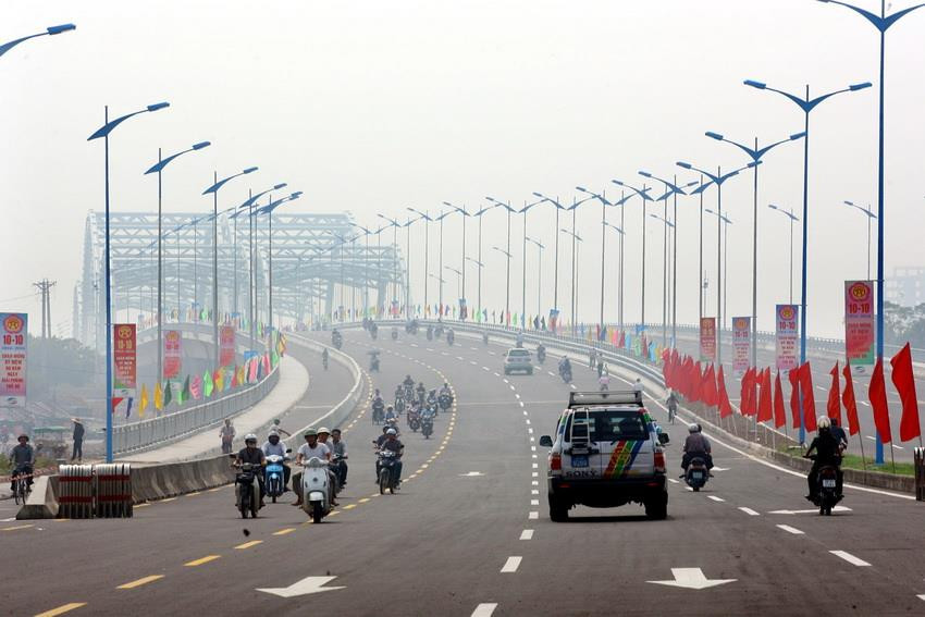 Đường dẫn lên cầu Đông Trù. (Ảnh: Huy Hùng/TTXVN)