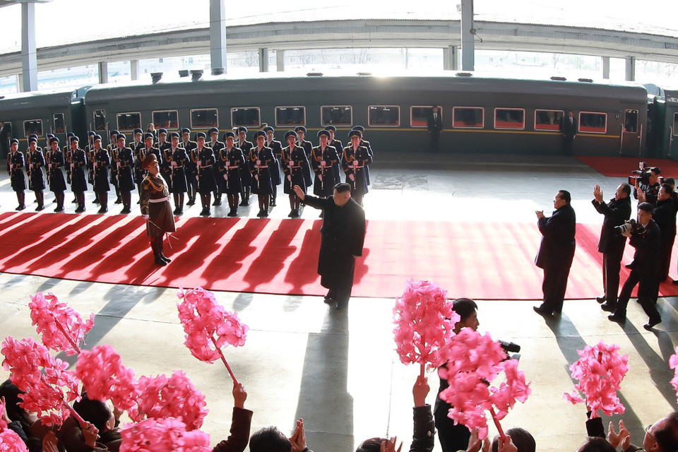 Chủ tịch Triều Tiên Kim Jong-un (giữa) duyệt đội danh dự trước khi rời Bình Nhưỡng thăm chính thức Việt Nam và dự Hội nghị thượng đỉnh Mỹ-Triều lần hai, ngày 23/2/2019. (Ảnh: YONHAP/TTXVN)