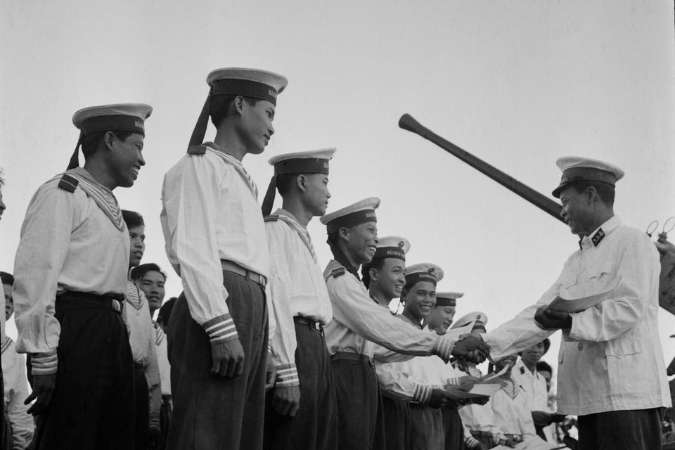  Những chiến sỹ Hải quân chiến thắng trong trận đánh đuổi tàu khu trục Maddox ngày 2/8/1964 được tặng Bằng khen của Quân chủng Hải quân. (Ảnh: Đoàn Tý/TTXVN)