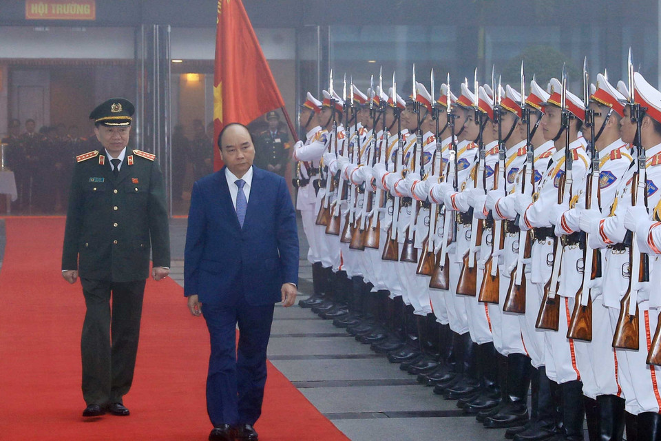 Thủ tướng Nguyễn Xuân Phúc duyệt đội danh dự Công an nhân dân. (Ảnh: Thống Nhất/TTXVN)