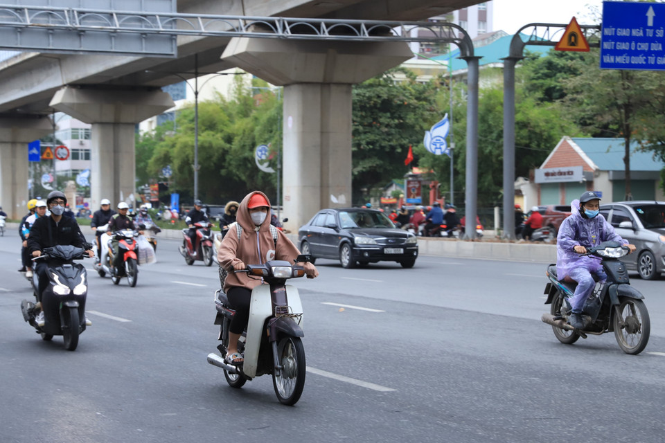 Thời tiết lạnh khiến người dân Thủ đô di chuyển khó khăn hơn. (Ảnh: Hoài Nam/Vietnam+)