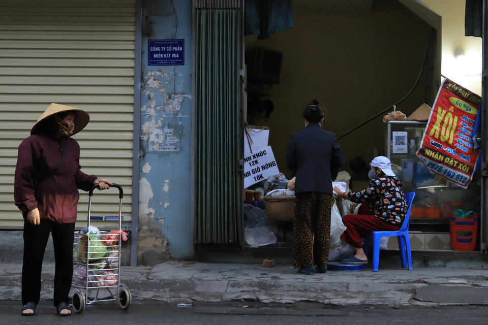 Cuộc sống mưu sinh của một số người dân Thủ đô trở nên khó khăn hơn. (Ảnh: Hoài Nam/Vietnam+)