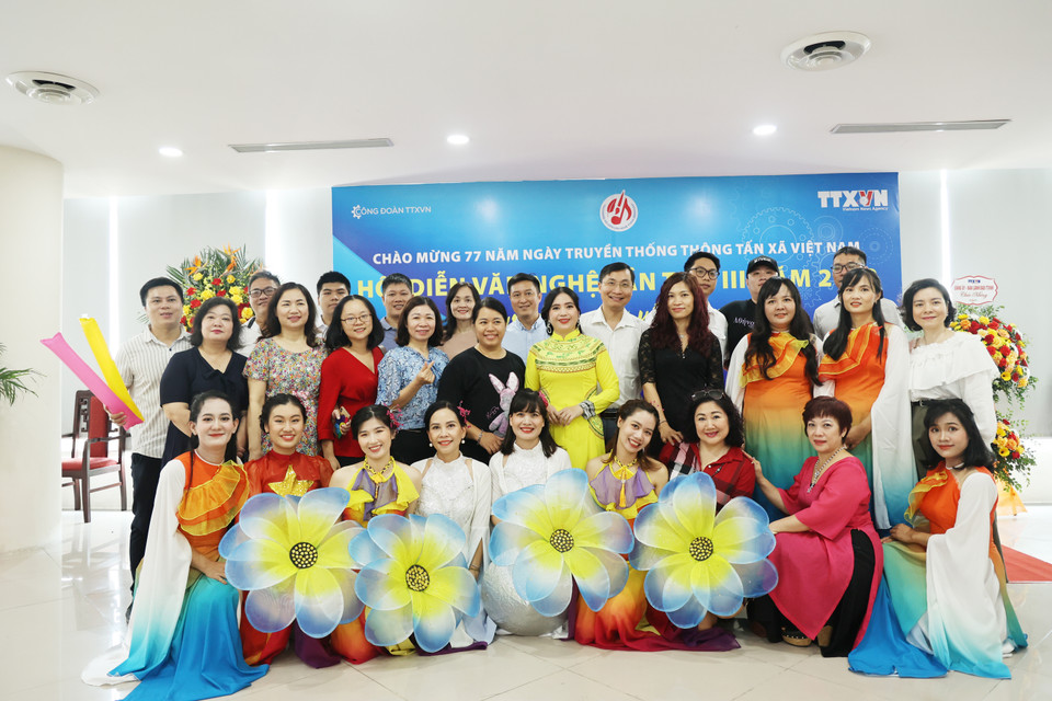 Đội văn nghệ Báo Điện tử VietnamPlus chụp hình lưu niệm cùng lãnh đạo và cán bộ báo. (Ảnh: PV/Vietnam+)