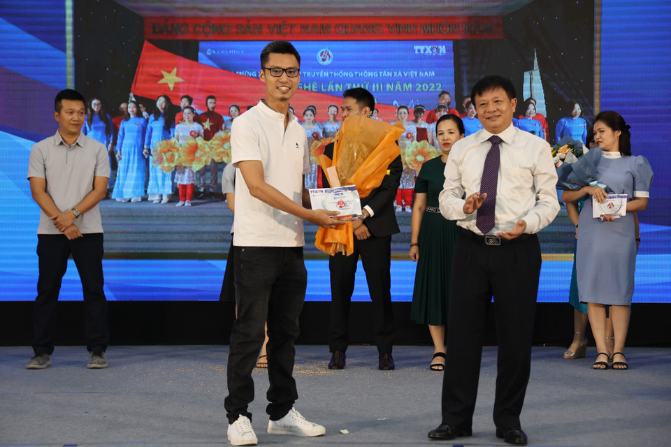 Trung tâm kỹ thuật và Báo điện tử VietnamPlus đoạt giải nhì với tiết mục Sắc màu và Có phải em là mùa Thu Hà Nội. (Ảnh: Hoài Nam/Vietnam+)