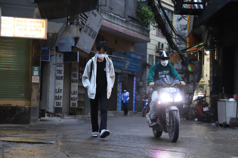 Nhiều người dân Thủ đô cảm nhận cái rét đến muộn sau những ngày oi bức như thời tiết mùa Hè ngay giữa mùa Đông. (Ảnh: Hoài Nam/Vietnam+)
