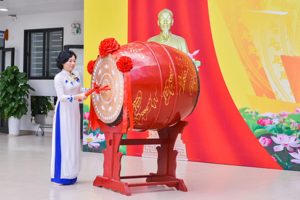 Cô giáo Chu Thị Xuân Hường, Hiệu trưởng Trường THCS Hoàng Mai đánh trống khai trường. Năm học 2022 – 2023, Trường THCS Hoàng Mai quyết tâm thực hiện chủ đề: “Đoàn kết, sáng tạo, ra sức phấn đấu hoàn thành tốt các nhiệm vụ và mục tiêu đổi mới, củng cố và nâng cao chất lượng giáo dục và đào tạo.” (Ảnh: CTV/Vietnam+)