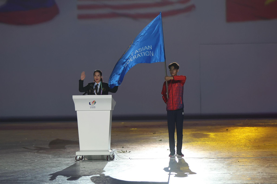 Trọng tài Phan Thị Ngọc Linh thực hiện nghi thức tuyên thệ. (Ảnh: Minh Sơn/Vietnam+)