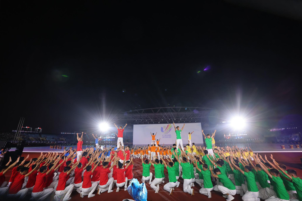Hàng trăm tình nguyện viên đã xếp thành hình biểu tượng của SEA Games. (Ảnh: Minh Sơn/Vietnam+)