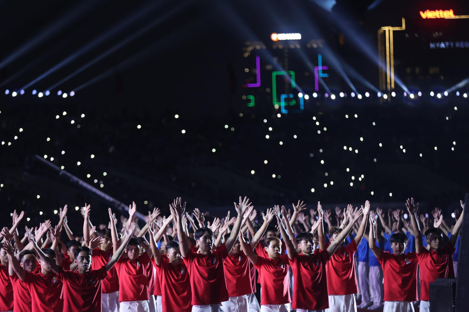 Hàng trăm tình nguyện viên đã xếp thành hình biểu tượng của SEA Games. (Ảnh: Minh Sơn/Vietnam+)