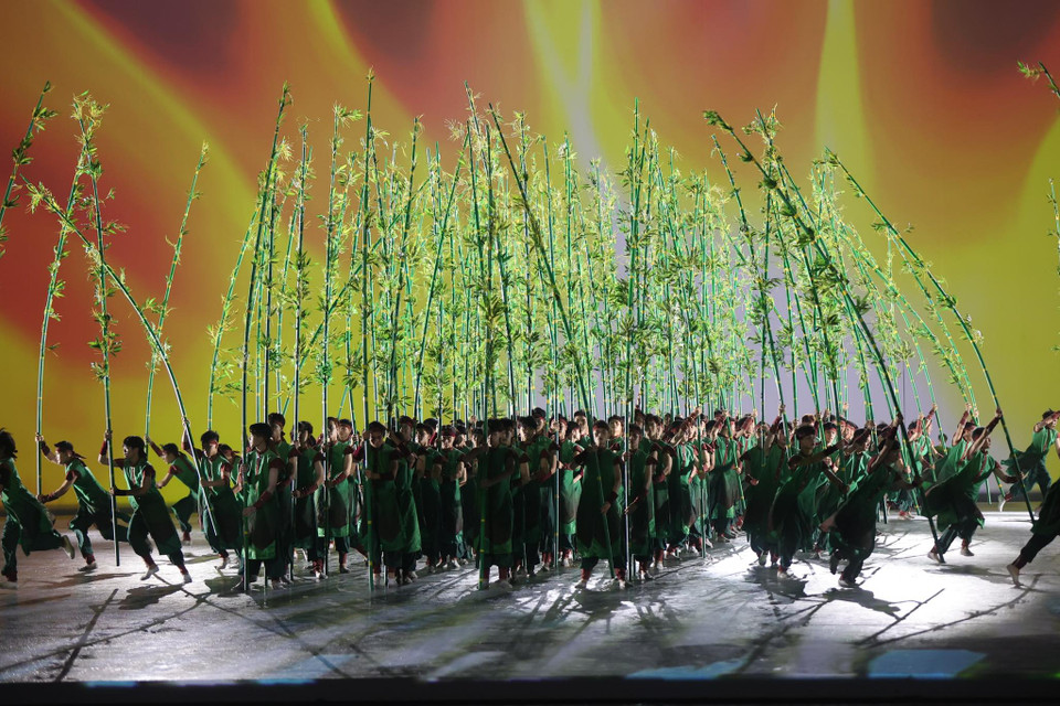 Tiết mục múa tre “Việt Nam xin chào” thể hiện tinh thần đoàn kết, hữu nghị giữa các quốc gia Đông Nam Á trong ngày hội thể thao của khu vực. (Ảnh: Minh Sơn/Vietnam+)