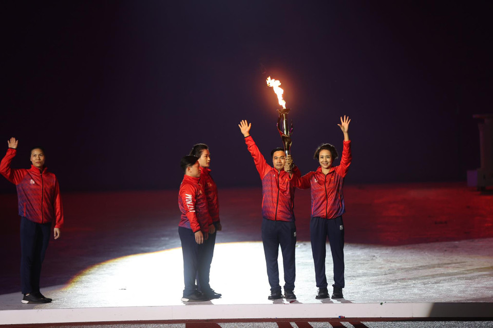 Người có vinh dự thắp lên ngọn lửa của SEA Games năm nay là vận động viên điền kinh Quách Thị Lan. (Ảnh: Minh Sơn/Vietnam+)