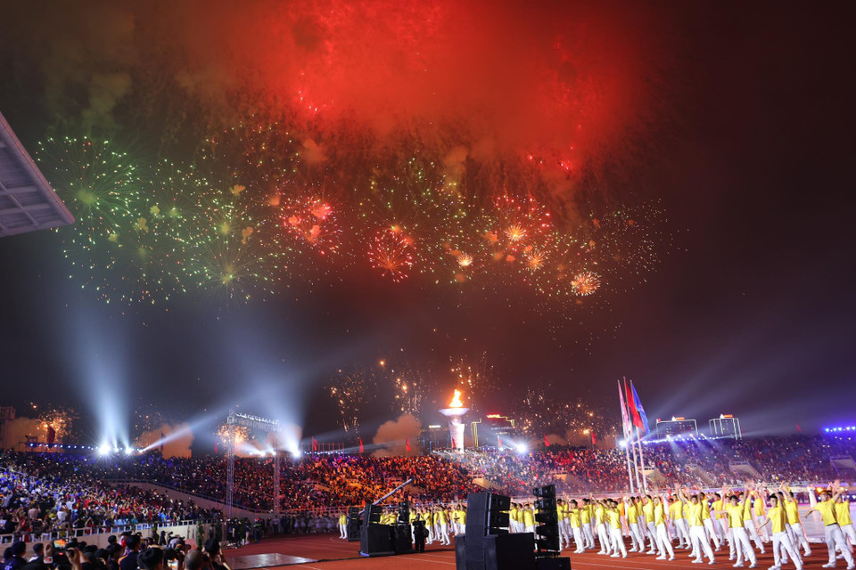Cuối chương trình là màn bắn pháo hoa sáng rực cả sân vận động Mỹ Đình (Ảnh: Minh Sơn/Vietnam+)