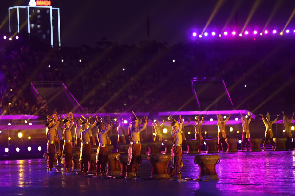 Mở màn là chương trình nghệ thuật có sự góp mặt của hàng ngàn nghệ sỹ nước chủ nhà, mang đậm nét văn hóa dân tộc. (Ảnh: Minh Sơn/Vietnam+)