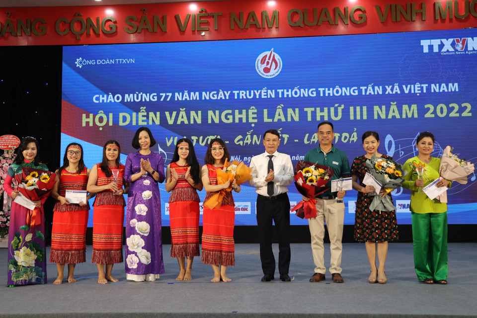 Sau 1 ngày diễn ra sôi nổi, ban tổ chức đã trao giải Nhất Hội diễn văn nghệ cho các tác phẩm từBan Kế hoạch tài chính, Báo Thể thao và Văn hóa, Cơ quan TTXVN khu vực phía Nam, khu vực miền Trung-Tây Nguyên và Ban Biên tập tin thế giới. (Ảnh: Hoài Nam/Vietnam+)