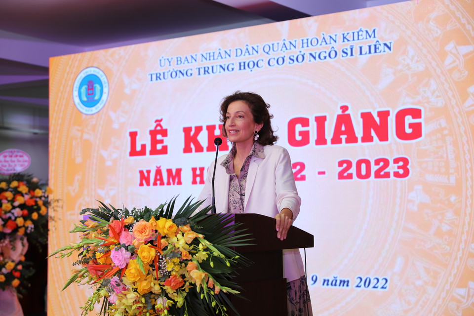 Phát biểu tại buổi lễ, bà Audrey Azoulay bày tỏ niềm vui, đánh giá cao sự nỗ lực vượt qua khó khăn của nhà trường để thực hiện tốt các mục tiêu giáo dục. (Ảnh: Hoài Nam/Vietnam+)