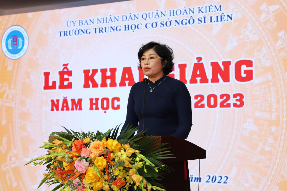 Cô Phạm Thu Hà, Hiệu trường nhà trường phát biểu tại lễ khai giảng. Cô mong muốn các học sinh bắt đầu năm học mới thật phấn khởi và nỗ lực trong học tập. (Ảnh: Hoài Nam/Vietnam+)