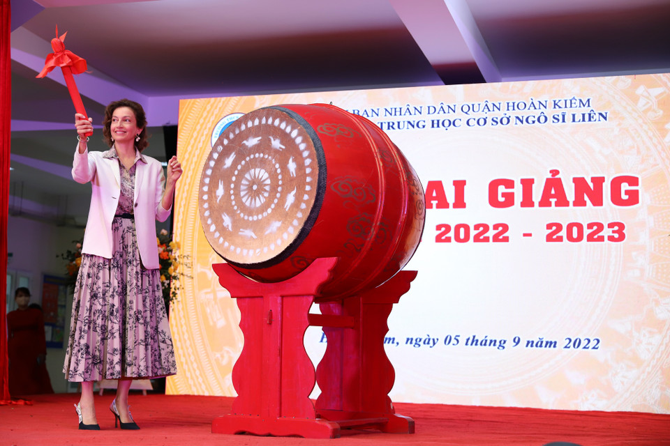 Bà Audrey Azoulay gióng hồi trống khai giảng năm học mới 2022-202 tại Trường THCS Ngô Sĩ Liên. (Ảnh: Hoài Nam/Vietnam+)