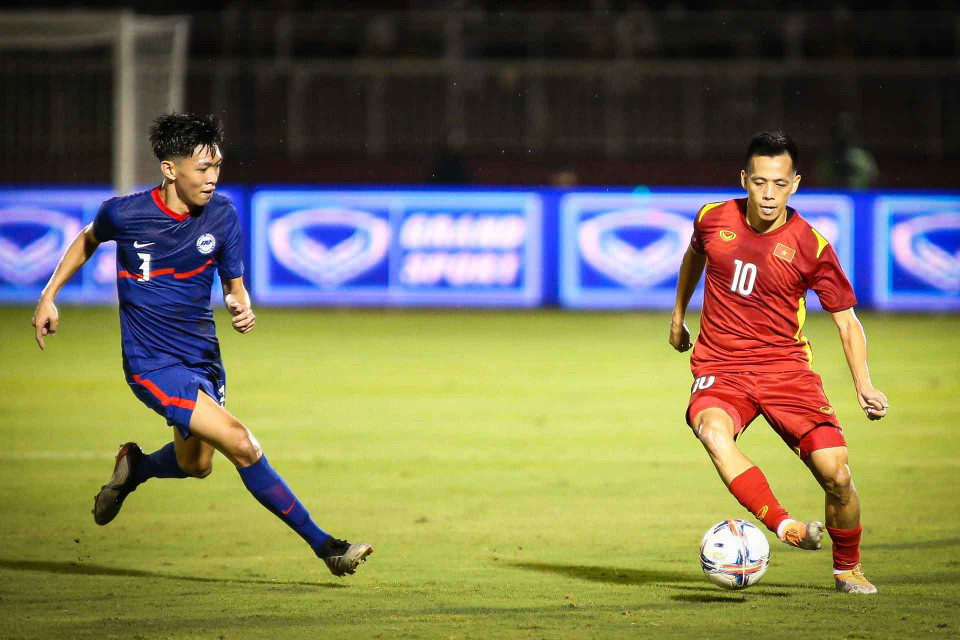 Tiền đạo Nguyễn Văn Quyết gây chú ý nhất trận đấu với cú sút xa đẹp mắt từ ngoài vòng cấm, mở tỷ số cho đội nhà. (Ảnh: PV/Vietnam+)