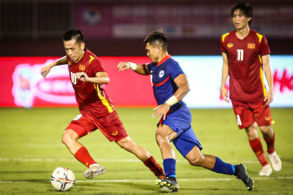 Trong ngày trở lại, Văn Quyết chứng tỏ năng lực bằng lối chơi hay và hiệu quả, giúp đội nhà triển khai bóng thanh thoát, như màn thể hiện ấn tượng trong màu áo Hà Nội FC thời gian qua. (Ảnh: PV/Vietnam+)